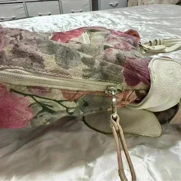 ELLE Brand Woman’s Floral Handbag With Multisectioned/Pocketed Inside - Picture 3 of 10